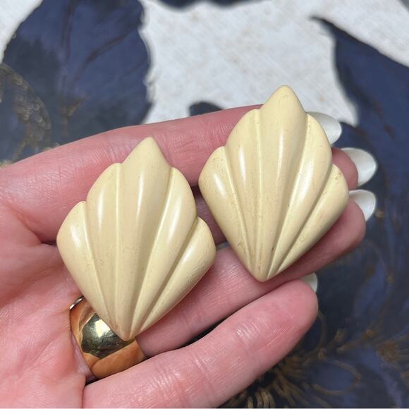 Vintage 70s 80s NAPIER Oversized Cream Shell-Shaped Earrings D1 - Picture 2 of 9